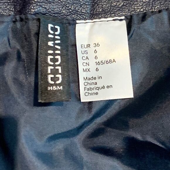 𝅺DIVIDED By H&M Zippered Faux Leather Navy Mini Skirt - Picture 6 of 8